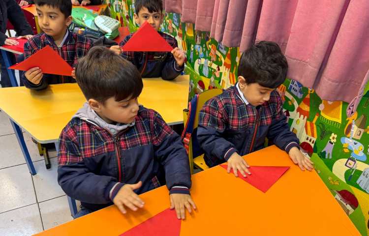 ماهرشو:اوریگامی گل لاله و رنگ‌آمیزی پرچم ایران 1