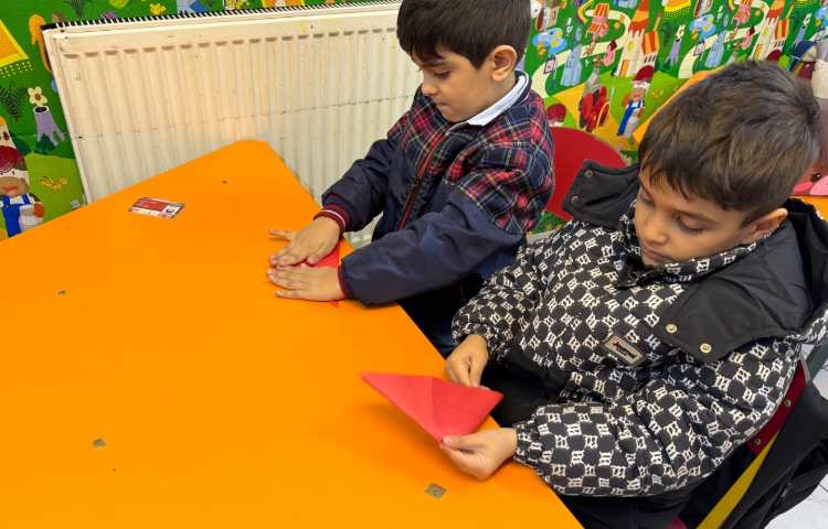 ماهرشو:اوریگامی گل لاله و رنگ‌آمیزی پرچم ایران 2