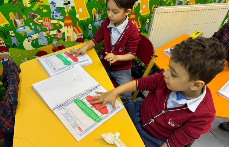 ماهرشو:اوریگامی گل لاله و رنگ‌آمیزی پرچم ایران 5