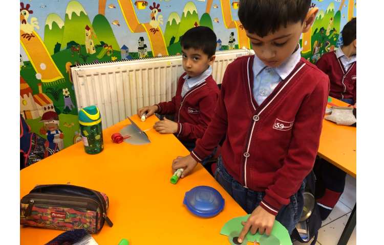 ماهرشو:برای تثبیت یادگیری نشانه (ق) کاردستی قورباغه درست شد. 3