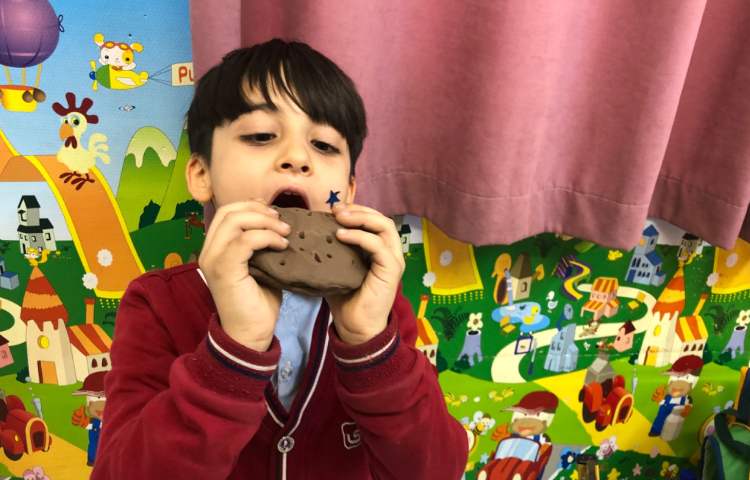 ماهرشو:جهت آشنایی با کشور آمریکا، کلاه سرخ‌پوستی و همبرگر درست شد. 1