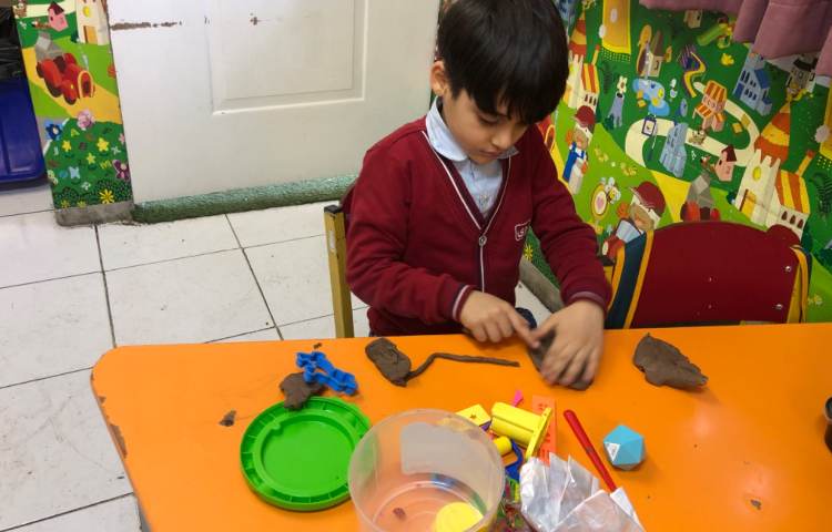 ماهرشو:جهت آشنایی با کشور آمریکا، کلاه سرخ‌پوستی و همبرگر درست شد. 2