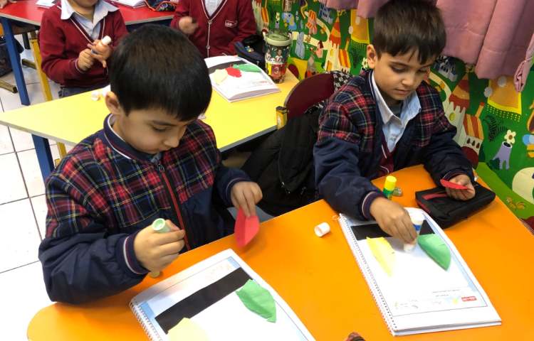 ماهرشو:جهت آشنایی با کشور آمریکا، کلاه سرخ‌پوستی و همبرگر درست شد. 3