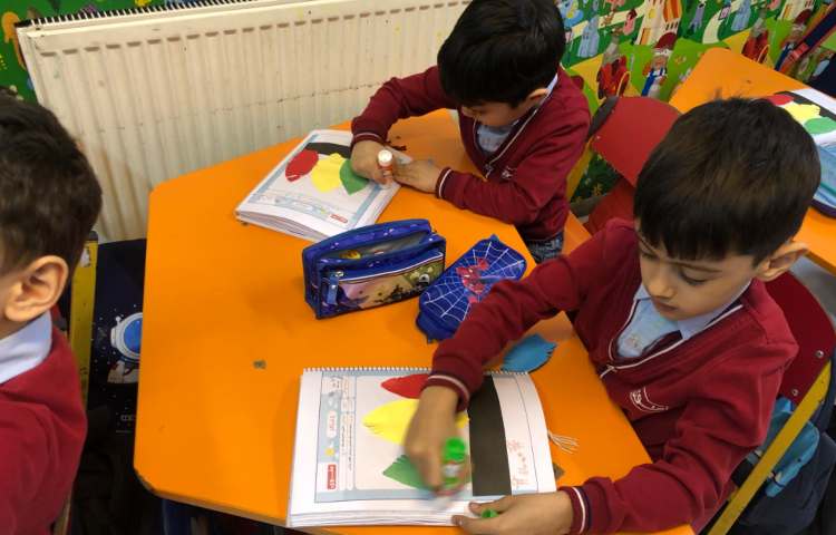 ماهرشو:جهت آشنایی با کشور آمریکا، کلاه سرخ‌پوستی و همبرگر درست شد. 4