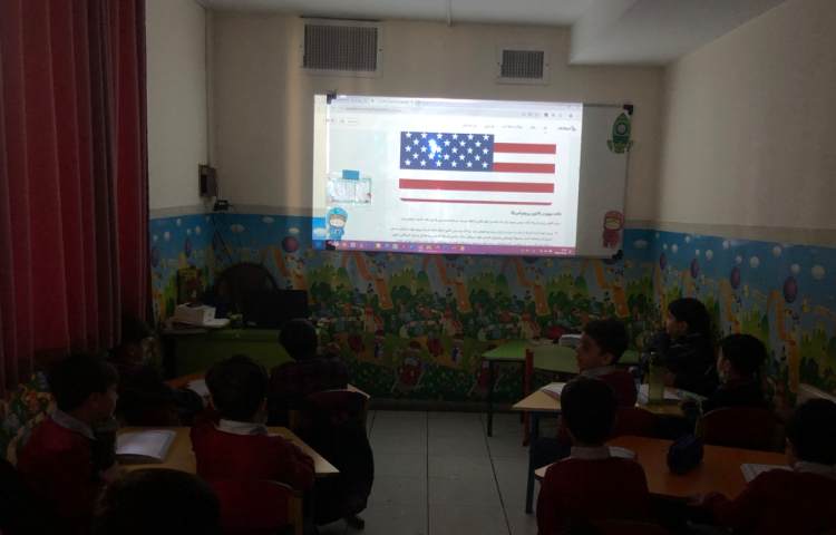 ماهرشو:جهت آشنایی با کشور آمریکا، کلاه سرخ‌پوستی و همبرگر درست شد. 5