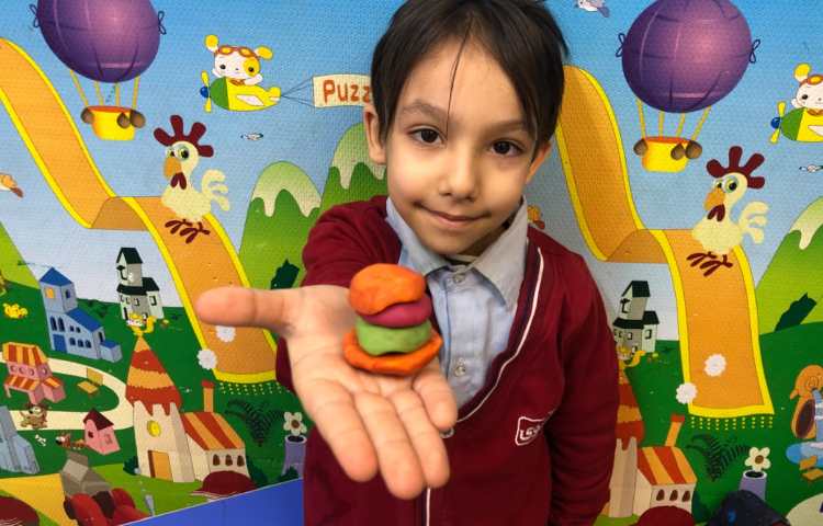 ماهرشو:جهت آشنایی با کشور آمریکا، کلاه سرخ‌پوستی و همبرگر درست شد. 6