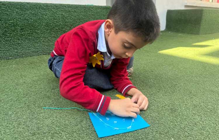 ماهرشو:دوخت( رد کردن کاموا از نی و درست کردن رنگین کمان) 3