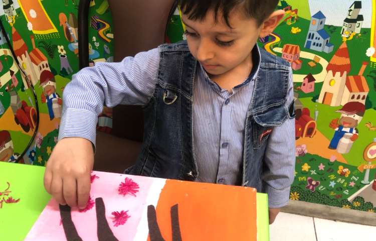 ماهرشو: با پیچاندن نخ دور مداد شکوفه بهاری درست کردیم 1