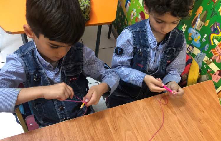 ماهرشو: با پیچاندن نخ دور مداد شکوفه بهاری درست کردیم 2