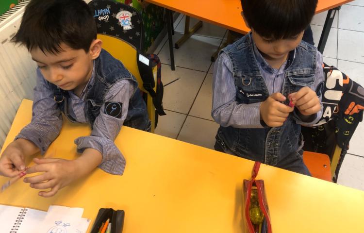 ماهرشو: با پیچاندن نخ دور مداد شکوفه بهاری درست کردیم 3