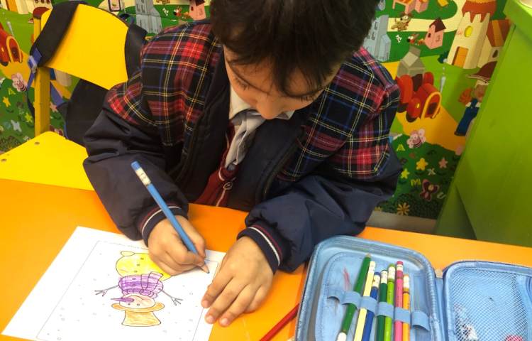 ماهرشو :برای تثبیت یادگیری نشانه (ف) آدم برفی و برف درست کردیم . 1