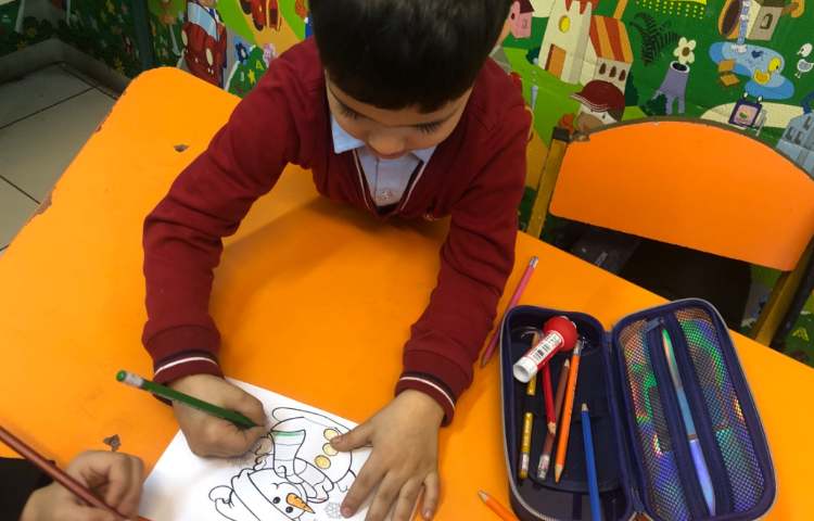 ماهرشو :برای تثبیت یادگیری نشانه (ف) آدم برفی و برف درست کردیم . 4