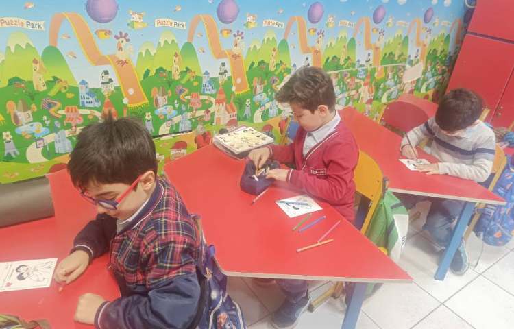 ماهرشو درست کردن کارت پستال روز پدر توسط دانش‌آموزان 1