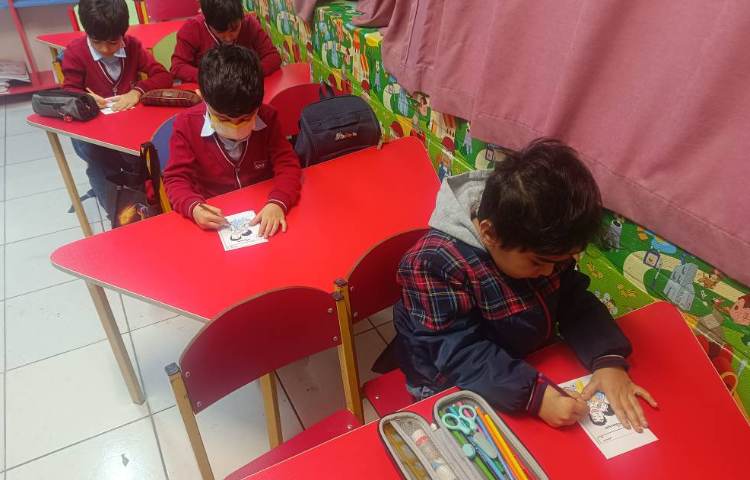 ماهرشو درست کردن کارت پستال روز پدر توسط دانش‌آموزان 2