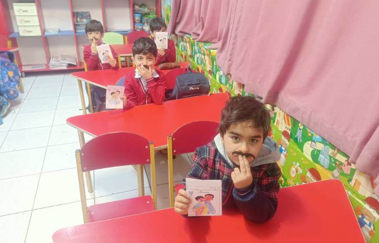 ماهرشو درست کردن کارت پستال روز پدر توسط دانش‌آموزان 3