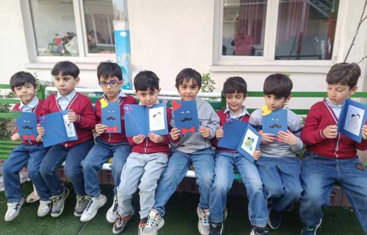 ماهرشو درست کردن کارت پستال روز پدر توسط دانش‌آموزان 7