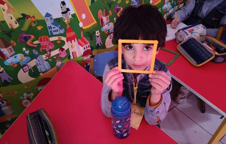 ماهر شو.دانش‌آموزان با چوب بستنی قاب عکس درست کردند. 1