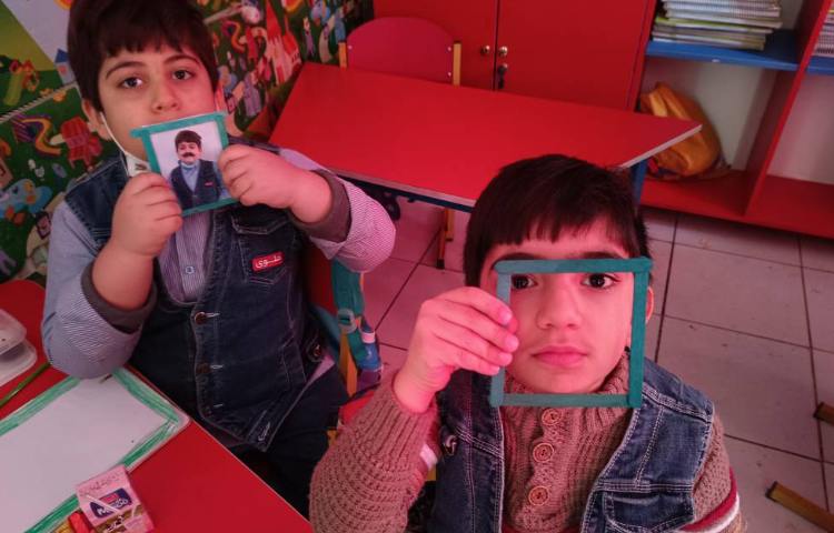 ماهر شو.دانش‌آموزان با چوب بستنی قاب عکس درست کردند. 2