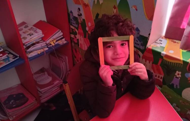 ماهر شو.دانش‌آموزان با چوب بستنی قاب عکس درست کردند. 3