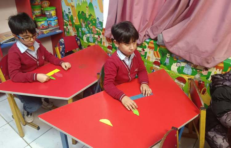 ماهر شو آشنایی با کشور آمریکا و در آخر کاردستی درست کردند . 3