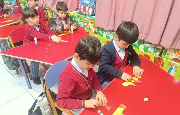 ماهر شو آشنایی با کشور آمریکا و در آخر کاردستی درست کردند . 5