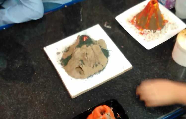 ماکت فوران آتشفشان مربوط به درس 5 علوم پایه ششم 3