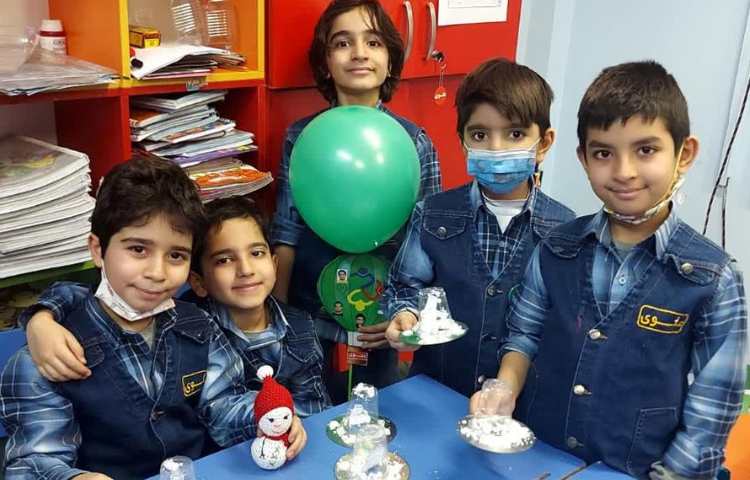 مبحث ساخت آدم برفی هفته ملی علوم دبستان علوی 16