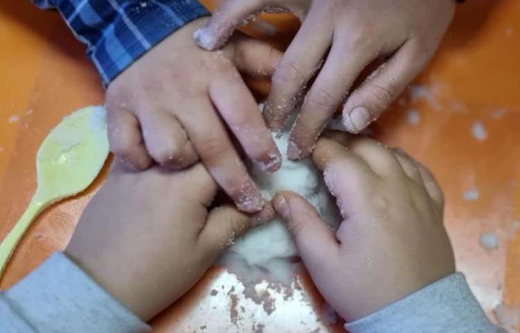 مبحث ساخت آدم برفی هفته ملی علوم دبستان علوی 4