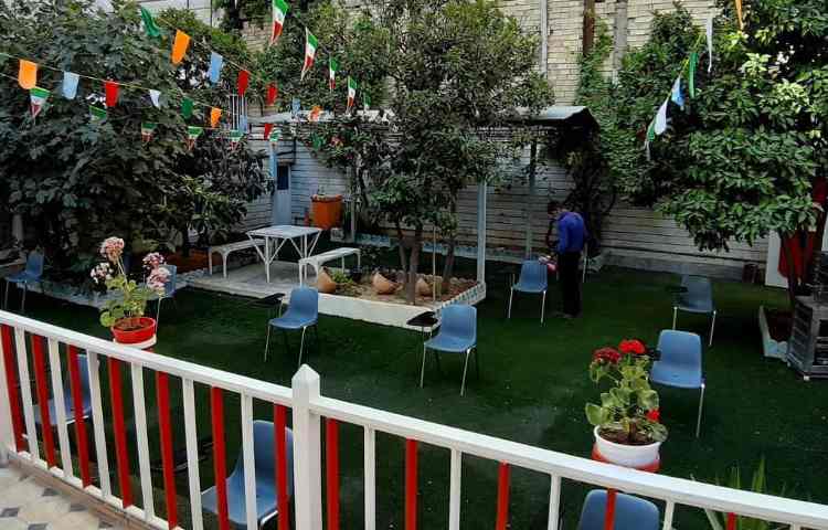 حیاط متوسطه اول دخترانه شیراز