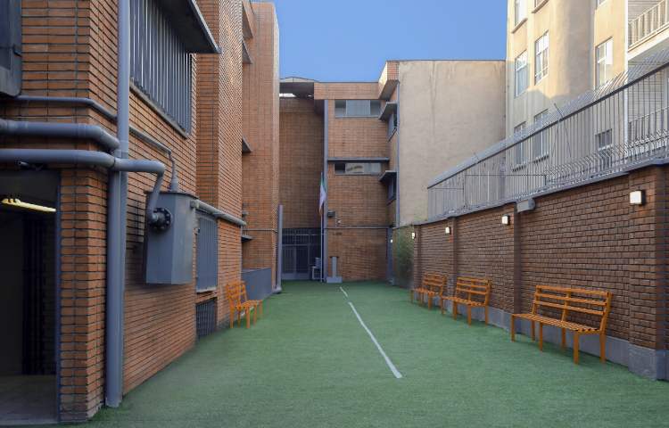 حیاط متوسطه اول دخترانه منطقه 11 تهران - جمهوری