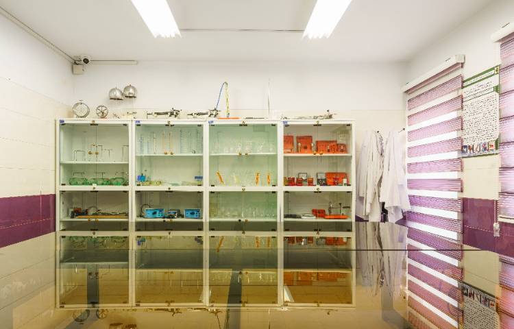 آزمایشگاه متوسطه اول دخترانه منطقه 5 تهران - آریاشهر