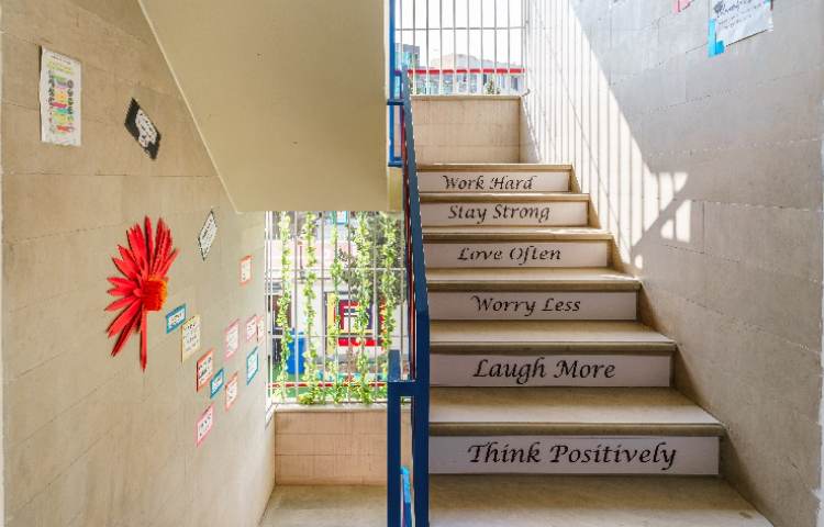 راه‌پله متوسطه اول دخترانه منطقه 5 تهران - آریاشهر