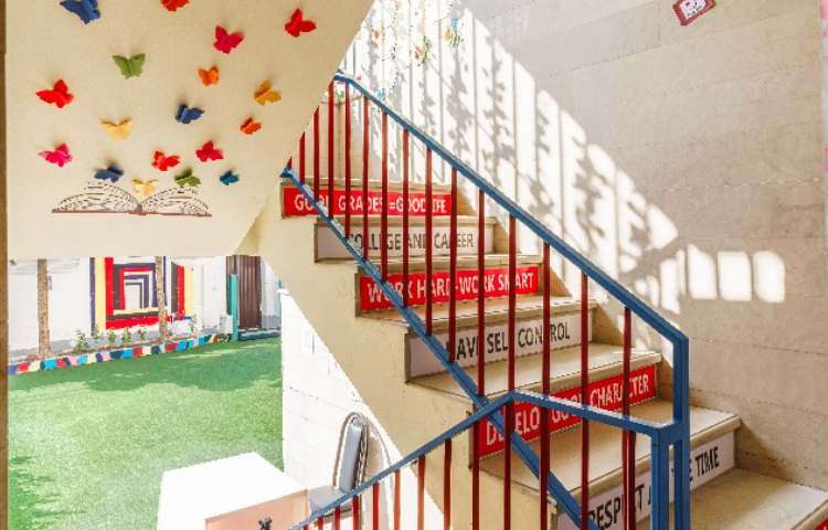 راه‌پله متوسطه اول دخترانه منطقه 5 تهران - آریاشهر