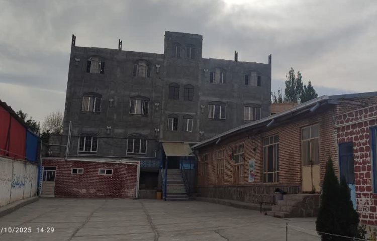 حیاط متوسطه اول پسرانه علم و تربیت مشگین شهر