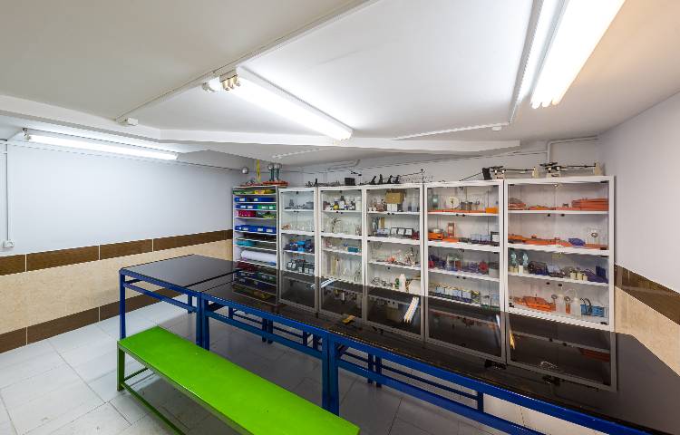 آزمایشگاه متوسطه اول پسرانه منطقه 13 تهران - نیروی هوایی