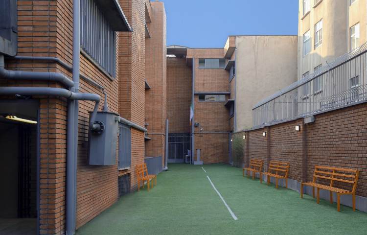 حیاط متوسطه دوم دخترانه منطقه 11 تهران - جمهوری