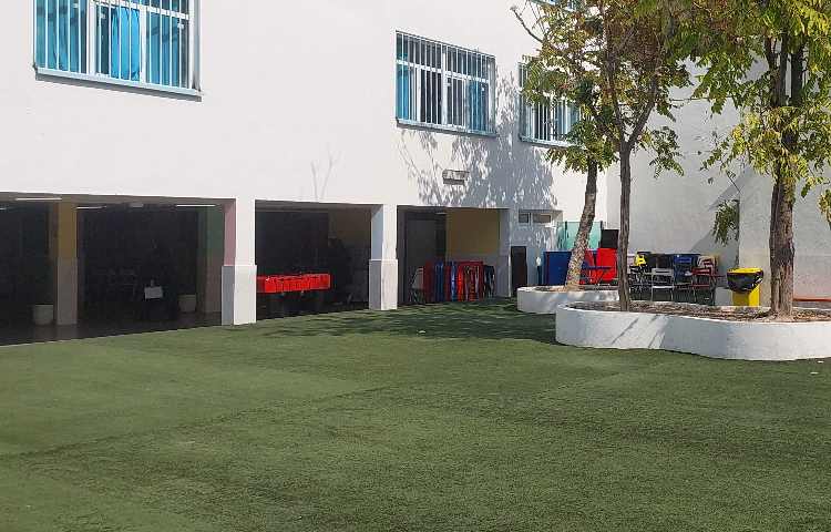 حیاط متوسطه دوم دخترانه منطقه 13 تهران - خیابان دماوند