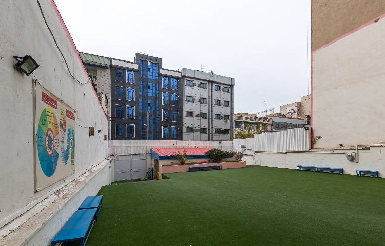 حیاط متوسطه دوم دخترانه منطقه 5 تهران - آریاشهر