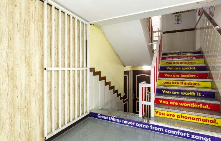 راه‌پله متوسطه دوم دخترانه منطقه 5 تهران - آریاشهر