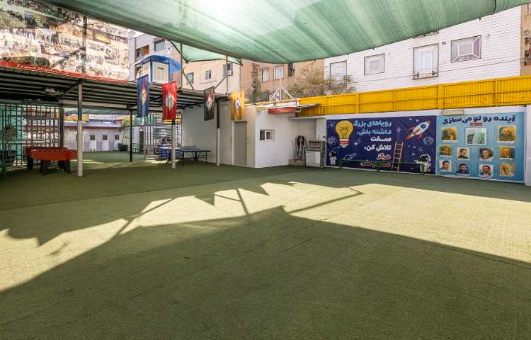 حیاط متوسطه دوم پسرانه منطقه 11 تهران - جمهوری