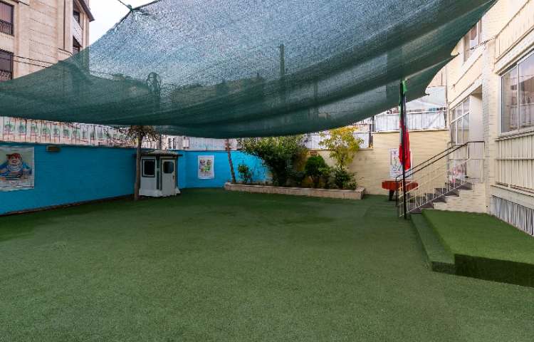 حیاط متوسطه دوم پسرانه منطقه 5 تهران - آریاشهر