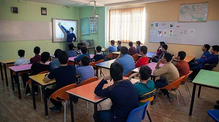 تأثیر مدارس هوشمند بر پیشرفت تحصیلی