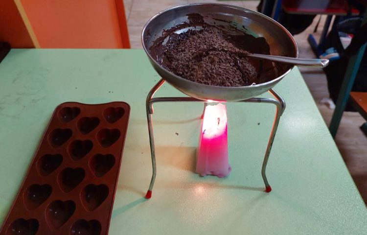 :مراحل ساخت شکلات آجیلی درس 12 علوم 1