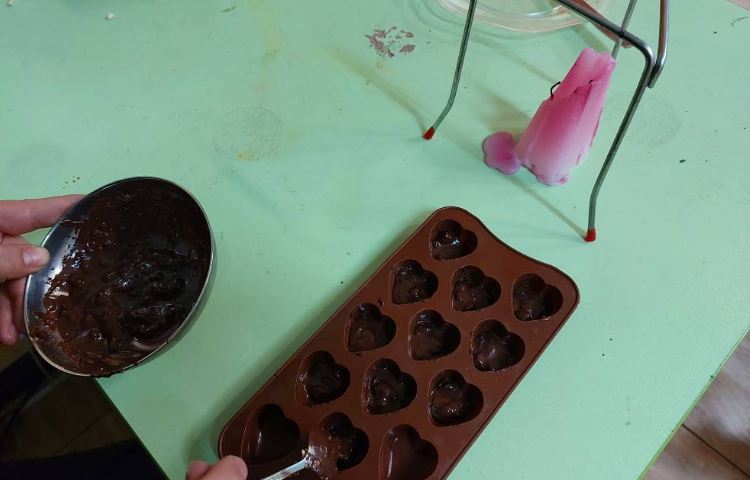 :مراحل ساخت شکلات آجیلی درس 12 علوم 4