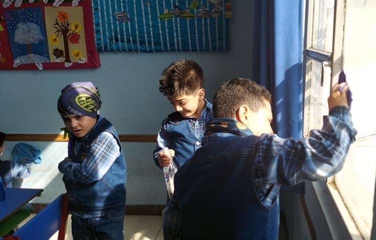 مراسم استقبال ازبهار (خانه تکانی ) پایه دوم دبستان 1