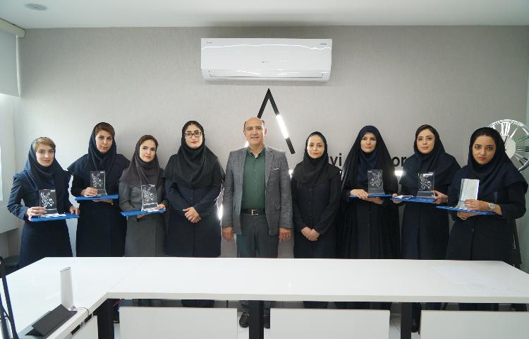 مراسم تجلیل از معلمین منتخب سال تحصیلی 1400-1399 و اهدای سیمرغ بلورین به برگزیدگان شعب علوی.