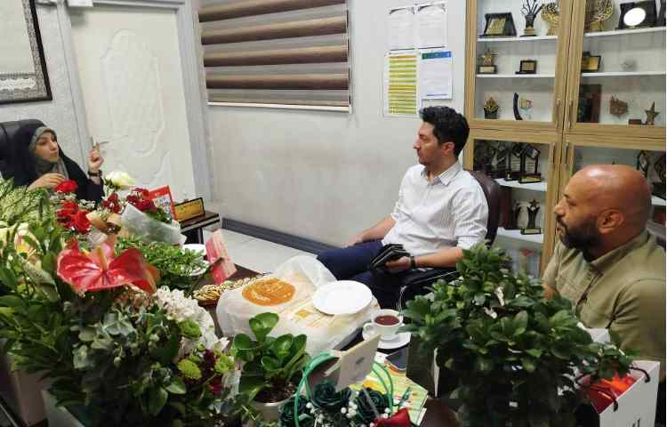 مراسم تقدیر از مدیریت و کادر دبستان توسط اعضای انجمن اولیا و مربیان 3