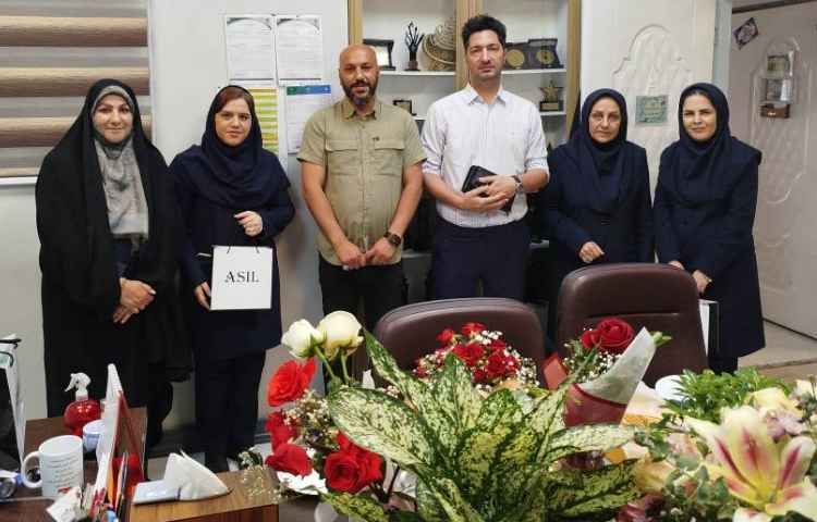 مراسم تقدیر از مدیریت و کادر دبستان توسط اعضای انجمن اولیا و مربیان