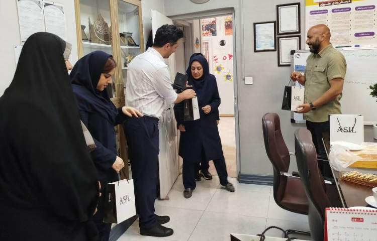مراسم تقدیر از مدیریت و کادر دبستان توسط اعضای انجمن اولیا و مربیان 9