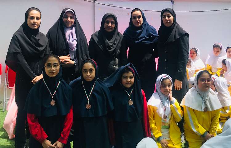 مراسم تقدیر از مقام آوران مسابقات المپیاد ورزشی بین شعب علوی در دبستان 2